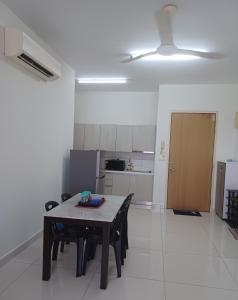 Η κουζίνα ή μικρή κουζίνα στο Homestay MKH Boulevard 1