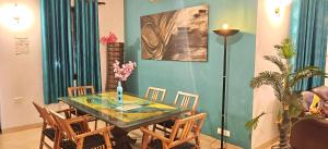 Χώρος καθιστικού στο GR STAYS Sol Villa Candolim with Private Pool, Walking distance to Beach