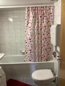 Koupelna v ubytování Mannried 2 1 2 Zimmerwohnung Rustikal