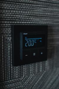 un reloj despertador sentado en la parte superior de una cama en Centrum Hotel, en Akureyri