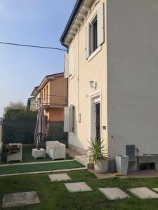 a house with a yard with a patio at Arena in fiera in Verona