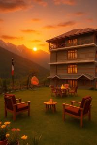 Hotel The Sita Classic - Best Selling Property of Manali 2024-25 في مانالي: تصور لمنزل مع كراسي وطاولة