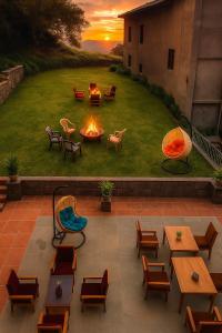 Hotel The Sita Classic - Best Selling Property of Manali 2024-25 في مانالي: فناء به طاولات وكراسي به موقد