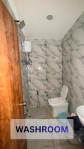 Ένα μπάνιο στο Hotel Radhe Sky