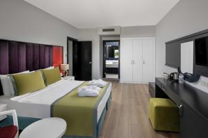 Μια τηλεόραση ή/και κέντρο ψυχαγωγίας στο Marvida Family Eco - Ultra All Inclusive & Kids Concept