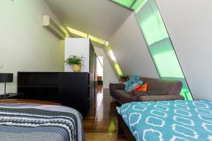 Un dormitorio con una cama y un sofá en una habitación. en Melbourne suites - Zen Oasis or skyline views, en Melbourne