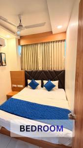 Ένα ή περισσότερα κρεβάτια σε δωμάτιο στο Hotel Radhe Sky