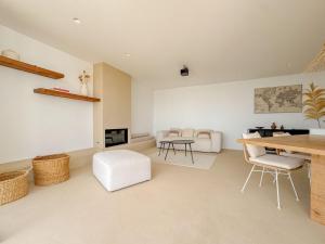 Et opholdsområde på La Villa Pura Vida San Diego - Luxury Villa with Wonderful Sea View - Direct walking access to beach! 5 min from Sotogrande