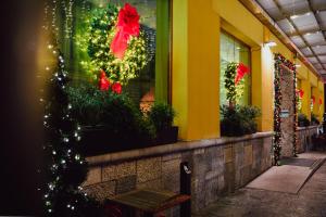 リュブリャナにあるシティ ホテル リュブリャーナの店の窓に飾られたクリスマスリース