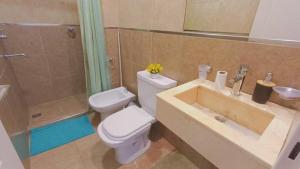 Et badeværelse på Departamento con Pileta en Pleno Centro + 5 billeder