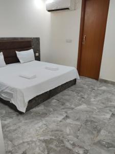 Ένα ή περισσότερα κρεβάτια σε δωμάτιο στο Meera Residency Vrindavan