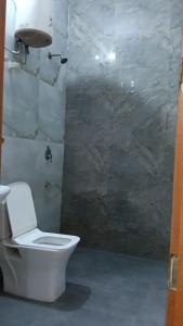 Ένα μπάνιο στο Meera Residency Vrindavan +3 φωτογραφίες