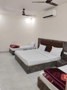 Ένα ή περισσότερα κρεβάτια σε δωμάτιο στο Meera Residency Vrindavan