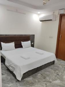 Ένα ή περισσότερα κρεβάτια σε δωμάτιο στο Meera Residency Vrindavan