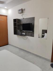 Μια τηλεόραση ή/και κέντρο ψυχαγωγίας στο Meera Residency Vrindavan