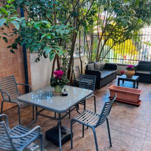 Casa Francis في ماتيرا: فناء مع طاولة وكراسي وأريكة