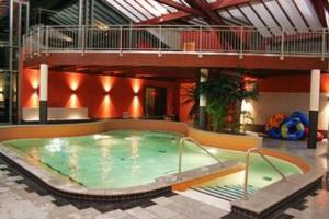 ein großes Schwimmbad in einem großen Gebäude in der Unterkunft Ferienresidenz Am weißen Regen mit kostenlosem w-lan und freien Eintritt ins AQACUR in Bad Koetzting