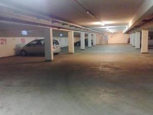 eine leere Parkgarage mit einem Auto, das darin geparkt ist in der Unterkunft Ferienresidenz Am weißen Regen mit kostenlosem w-lan und freien Eintritt ins AQACUR in Bad Koetzting