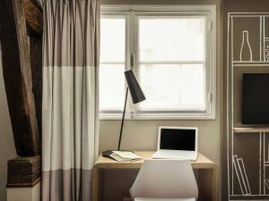 TV a/nebo společenská místnost v ubytování ibis Paris Avenue de la Republique