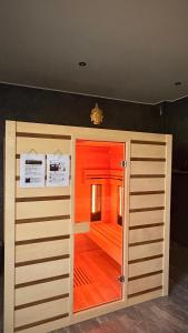 Habitación con puerta abierta a una habitación con habitación en wellnesshonezovice, en Honezovice