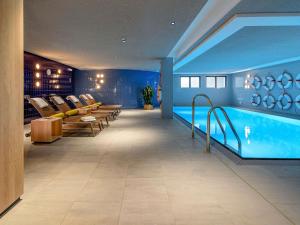 Bazén v ubytování Mercure Hotel Wiesbaden City nebo v jeho okolí