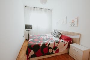 ein Schlafzimmer mit einem Bett mit einer bunten Bettdecke in der Unterkunft Family & Friends Apartment with Pool in Torrent + 19 Fotos