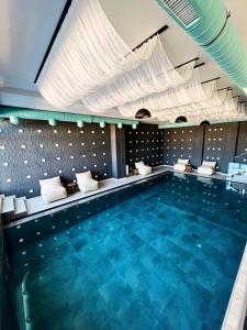 コパオニクにあるApartman The Nestの建物内の青い水の大きなプール