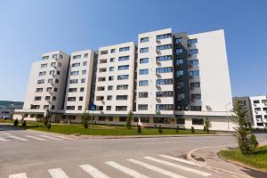 un grand bâtiment blanc avec une rue devant lui dans l'établissement Ivory Residence - Modern Minimalist Studio Apartment, à Bucarest
