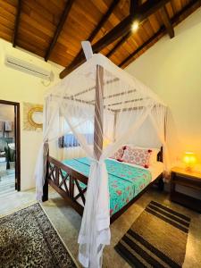 ゴールにあるOnadi Houseの天蓋付きベッドのある寝室