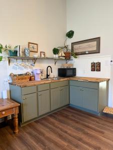 Kuchyň nebo kuchyňský kout v ubytování Blue Bonnet Cottage