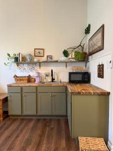 Kuchyň nebo kuchyňský kout v ubytování Blue Bonnet Cottage + 25 fotografií