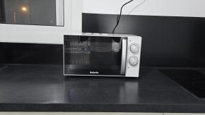 ル・ヴォクランにあるLa Fleur Doré F3 Le Vauclinのカウンターの上に置かれた電子レンジ +14枚の写真