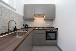 Kuchyň nebo kuchyňský kout v ubytování Modern Apartment - Free Parking & Private Entry