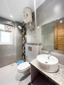 Ένα μπάνιο στο Hotel 24 7 Near Malviya Nagar Metro Station