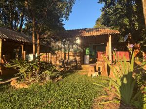 ein Garten vor einem Haus in der Unterkunft Hospedagem Nova Terra in Alto Paraíso de Goiás