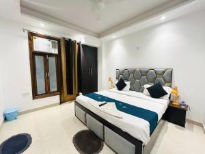 Ένα ή περισσότερα κρεβάτια σε δωμάτιο στο Hotel 24 7 Near Malviya Nagar Metro Station +16 φωτογραφίες