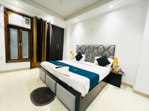 Ένα ή περισσότερα κρεβάτια σε δωμάτιο στο Hotel 24 7 Near Malviya Nagar Metro Station