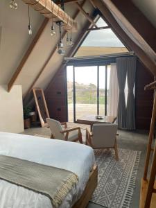 Ένα ή περισσότερα κρεβάτια σε δωμάτιο στο MAWE VILLA on Champagne Ridge, Romantic Getaway