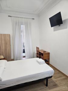 马德里米拉尔瓦旅馆的一间卧室，墙上有一张床和一台电视