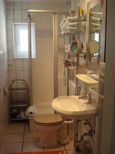 Bilik mandi di Ferienwohnungen - Gästehaus Gertrud Moog-