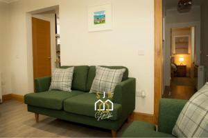 库勒Beachside Cottage - SJA Stays - Modern 3 Bed House的客厅里绿沙发