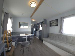ein Wohnzimmer mit Sofa und Tisch in der Unterkunft The Retreat at Marine Holiday Park in Rhyl