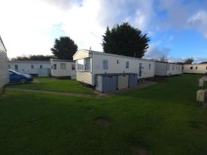 eine Reihe weißer Mobilheime in einem Hof in der Unterkunft The Retreat at Marine Holiday Park in Rhyl