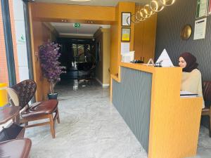 una mujer sentada en un mostrador en una sala de espera en Treekos Boutique Hotel Istanbul Airport, en Karaburun 88 fotos más