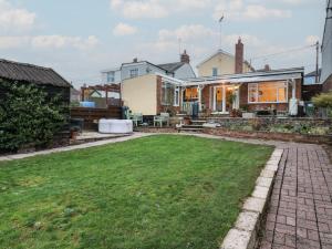 een huis met een gazon ervoor bij Berkley Cottage in Coggeshall