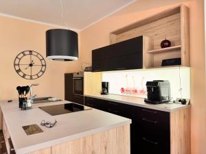 バート・ザクサにあるDer Fuchsbau - Ferienwohnung "Auszeit Harz" - 3 Hunde willkommen - eingezäunter Gartenのキッチン(白いカウンタートップ、黒いキャビネット付)