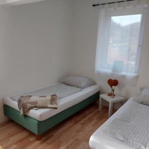 Giường trong phòng chung tại Family house in beautiful nature, ideal for fun