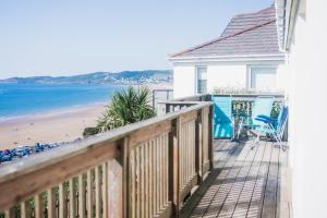 una casa con balcone con vista sulla spiaggia di Putsborough Cottage a Croyde