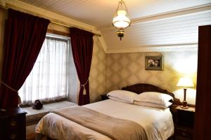 a bedroom with a bed and a window at Hobbit Boutique Hotel in Bloemfontein +16 photos