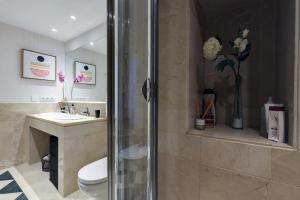 Et badeværelse på Beautiful penthouse overlooking marina channels